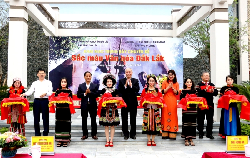 Cắt băng khai mạc không gian trưng bày chuyên đề “Sắc màu văn hóa Đắk Lắk” tại Bảo tàng tỉnh Hà Giang.